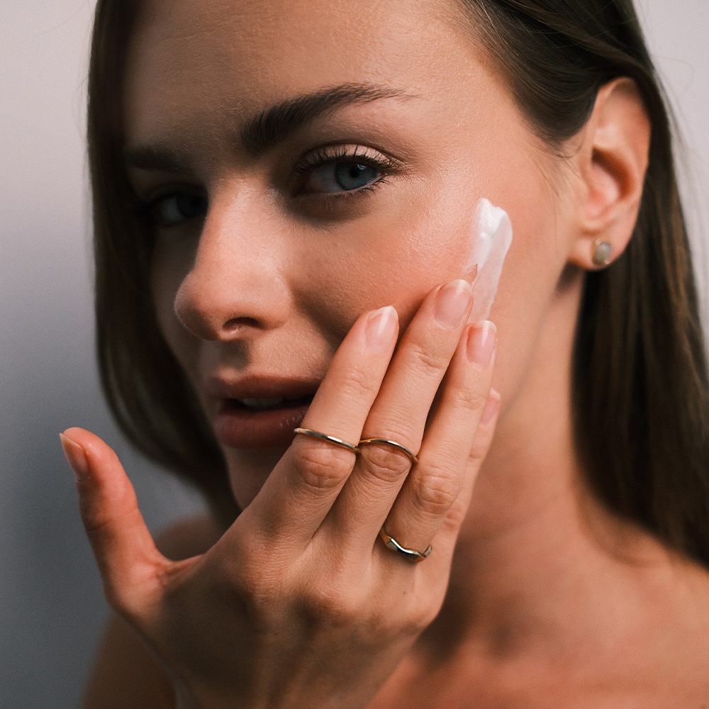 Aplikacja serum pipetą na skórę twarzy